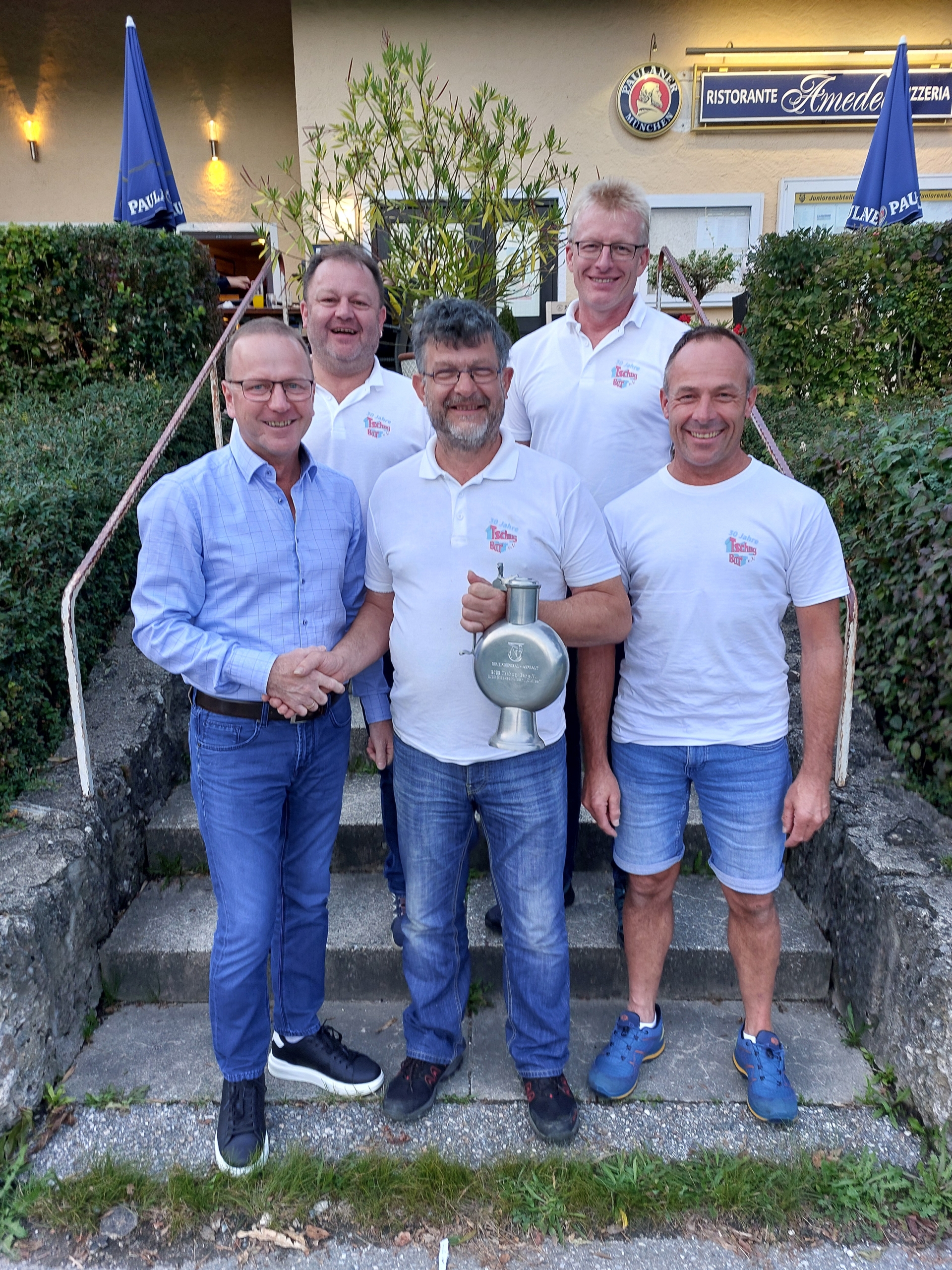 Pokalübergabe durch zweiten Bürgermeister Jakob Berger an die Tschug-Bar I mit den Schützen Wolfgang Dürnecker, Erich Wolf, Bernhard Ramsl und Stefan Färber